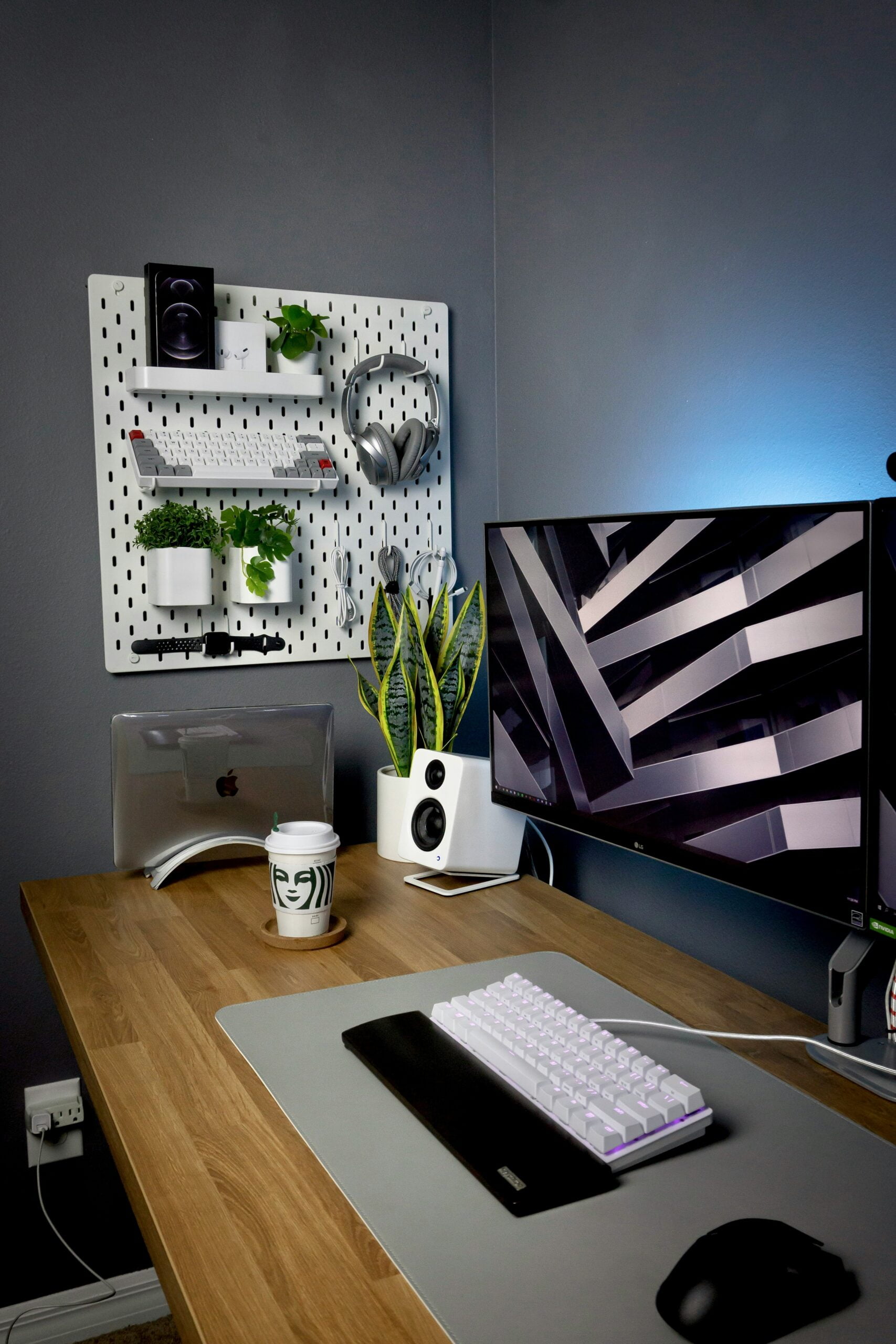 Green And Simple Home Desk